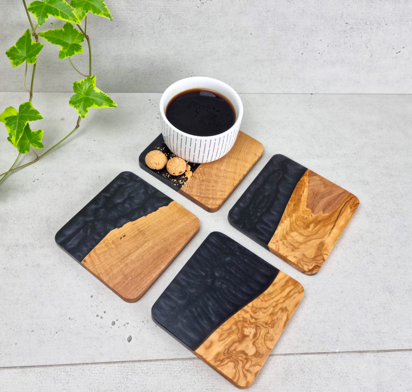 olive wood, epoxy resin, coaster, round, blue, Untersetzer, Olivenholz, Epoxidharz, Meeresblau, Handgemacht, schwarz
