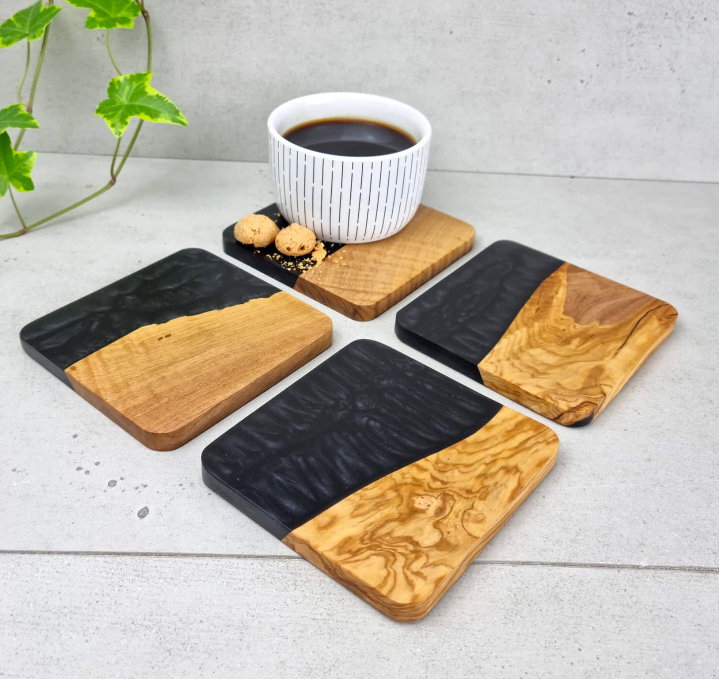 olive wood, epoxy resin, coaster, round, blue, Untersetzer, Olivenholz, Epoxidharz, Meeresblau, Handgemacht, schwarz