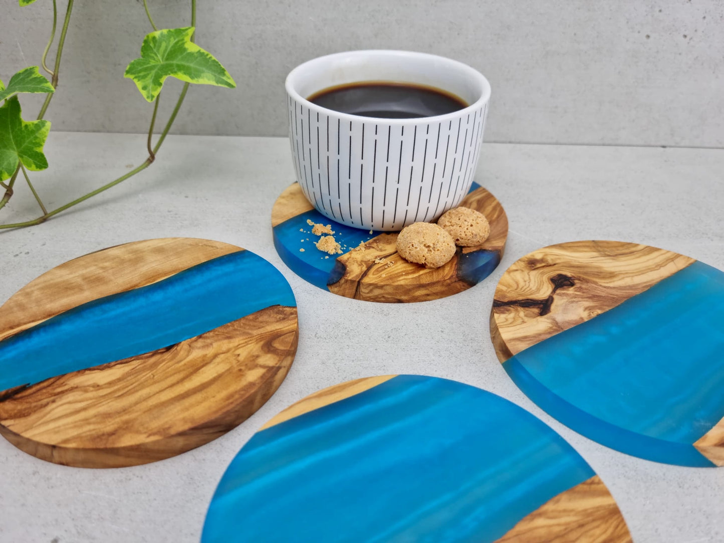 olive wood, epoxy resin, coaster, round, blue, Untersetzer, Olivenholz, Epoxidharz, Meeresblau, Handgemacht