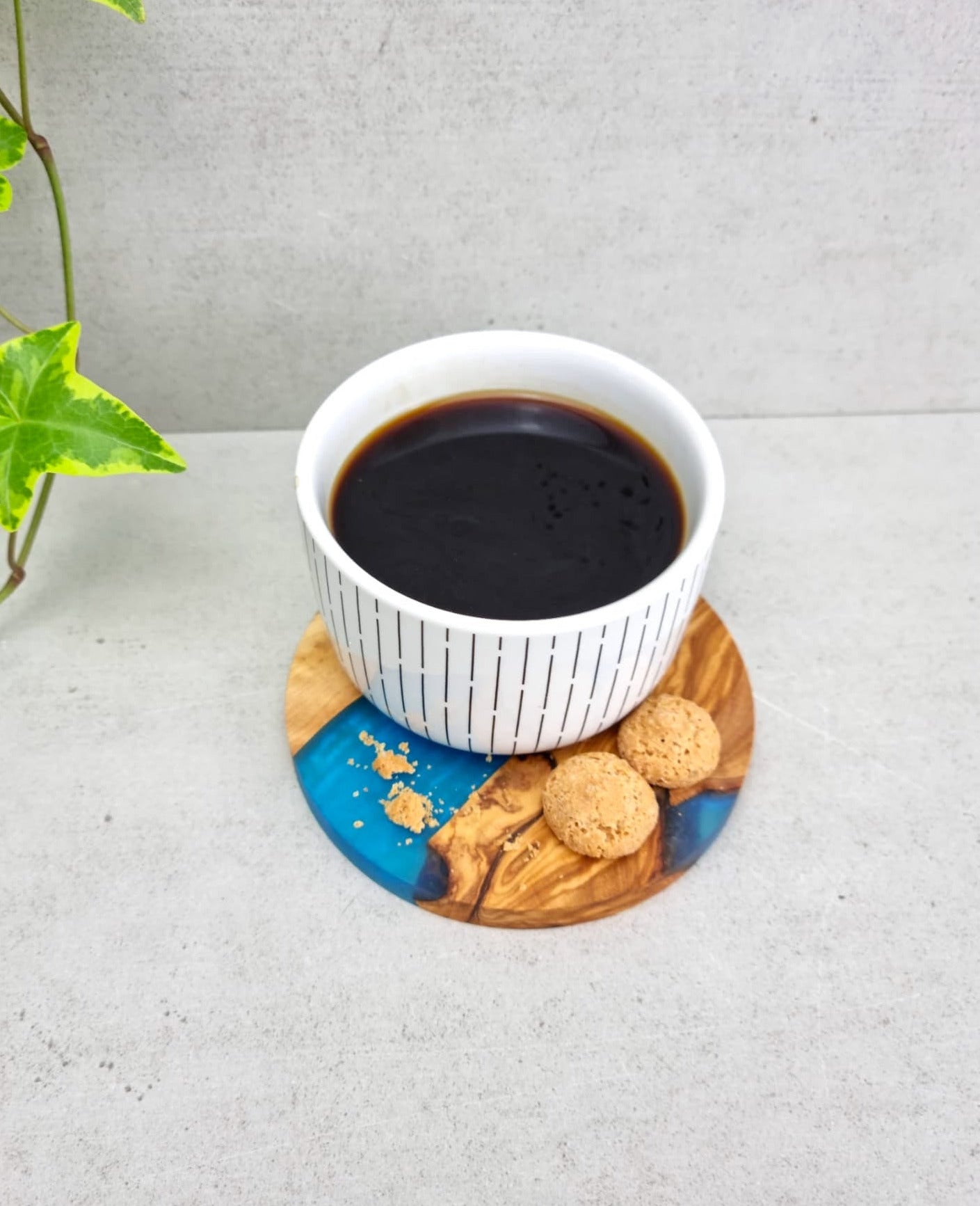 olive wood, epoxy resin, coaster, round, blue, Untersetzer, Olivenholz, Epoxidharz, Meeresblau, Handgemacht