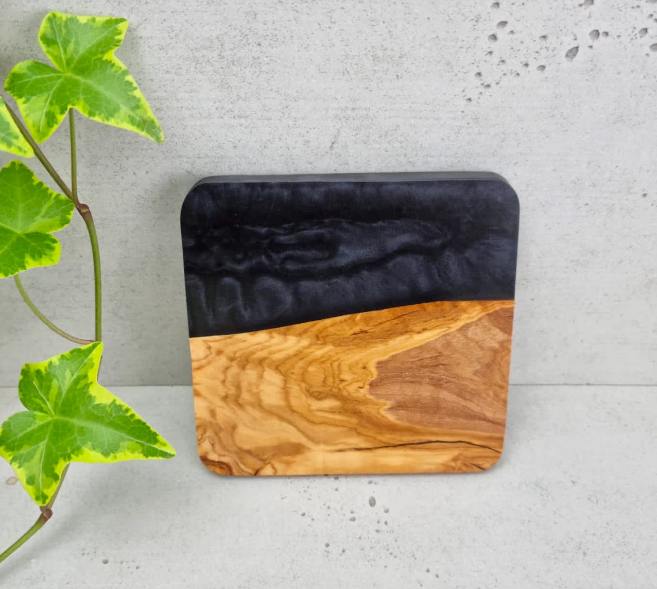 olive wood, epoxy resin, coaster, round, blue, Untersetzer, Olivenholz, Epoxidharz, Meeresblau, Handgemacht, schwarz