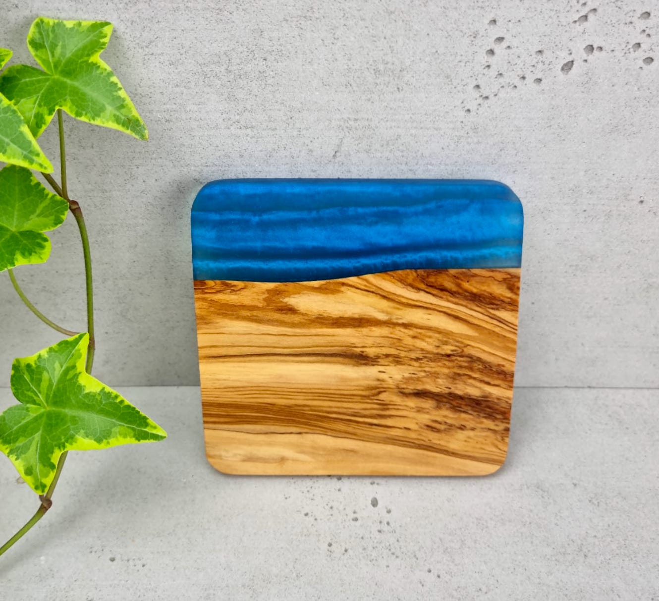 olive wood, epoxy resin, coaster, round, blue, Untersetzer, Olivenholz, Epoxidharz, Meeresblau, Handgemacht