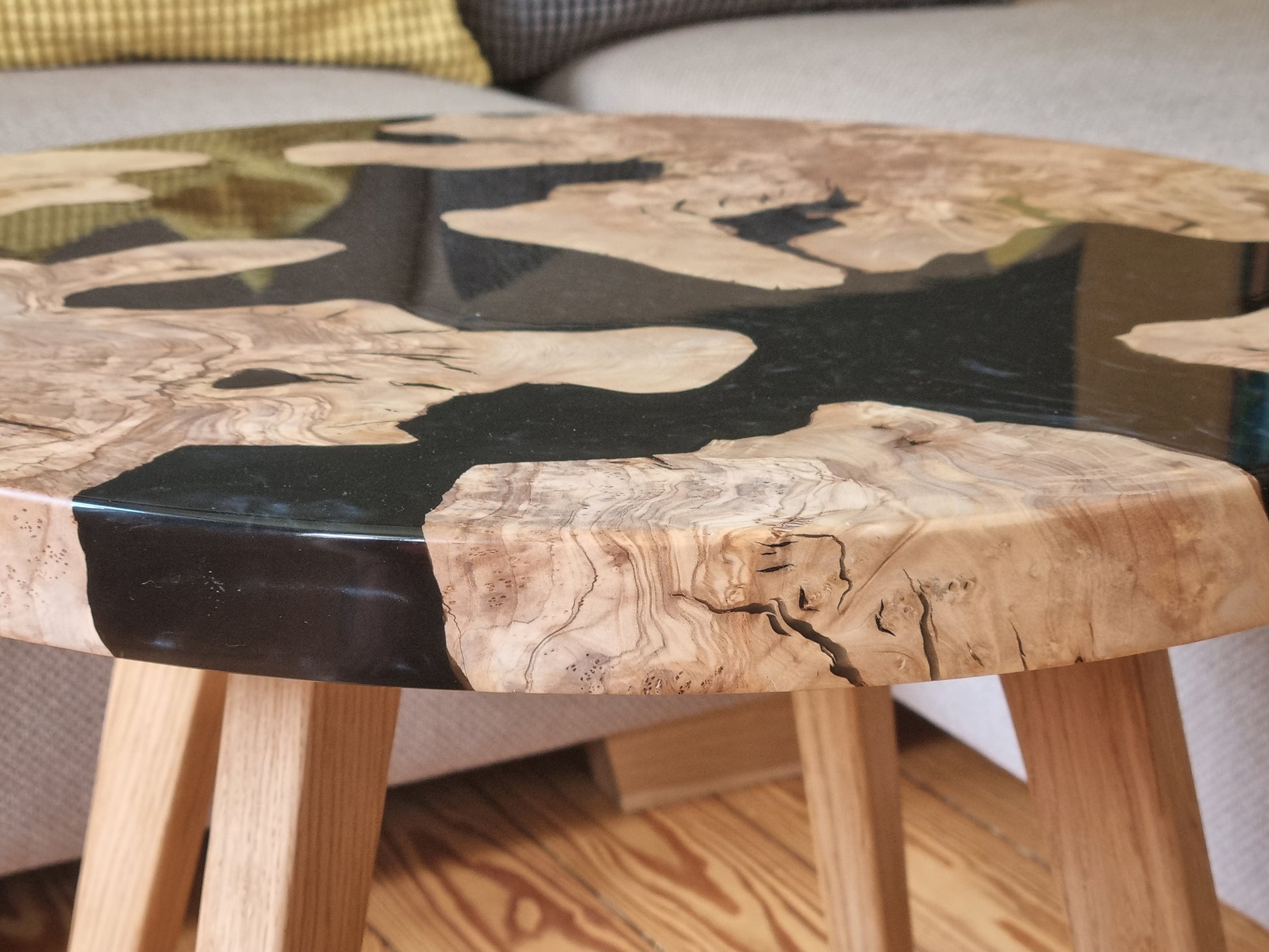Mesa de resina epoxi en madera de olivo con óptica de agua - Forkl