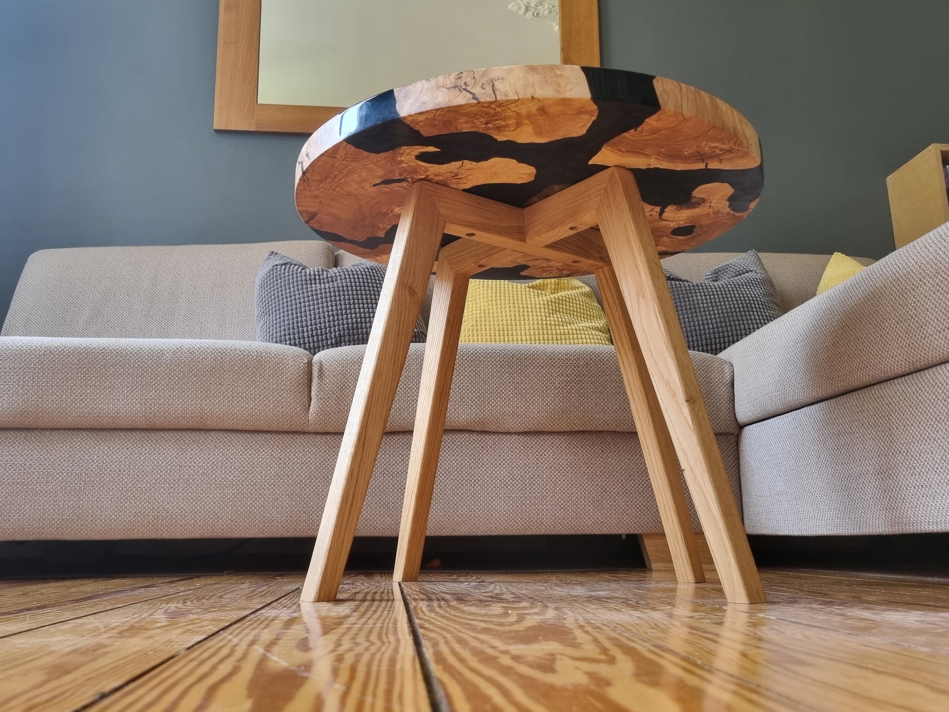 Mesa de resina epoxi en madera de olivo con óptica de agua - Forkl